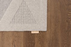 Kusový koberec Agnella Noble Elois Sivý (s lemom)