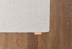 Kusový koberec Agnella Morphic Blooms Jasny Sivý (s lemom)